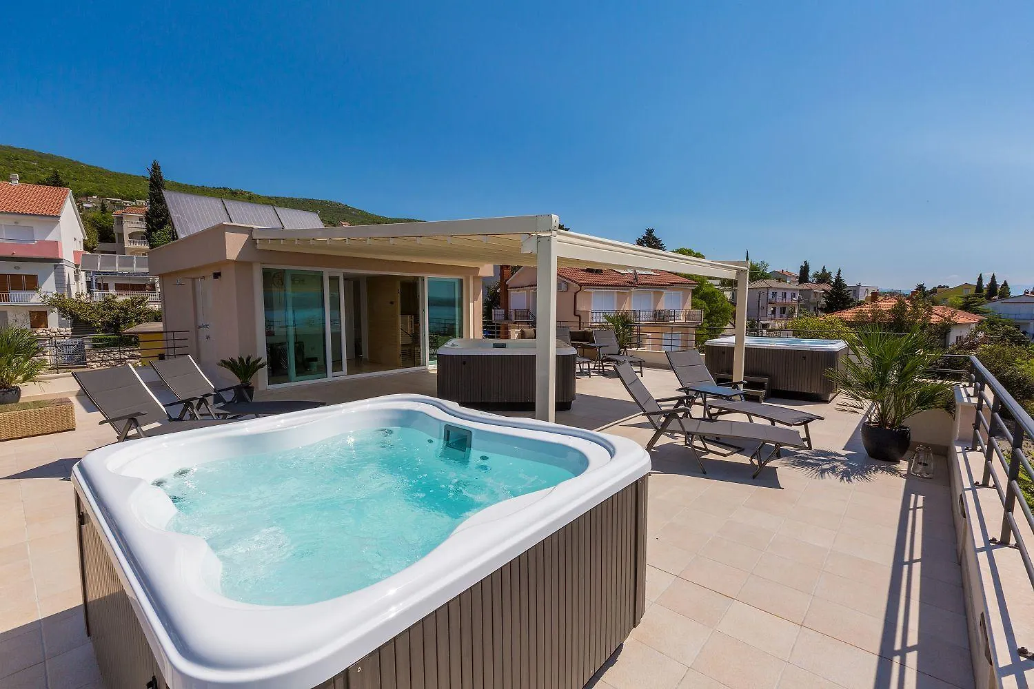 Bezauberndes Studio Nur 100 Meter Zum Strand Mit Sauna, Whirlpool, Meerblick, Wifi Dramalj Apartment